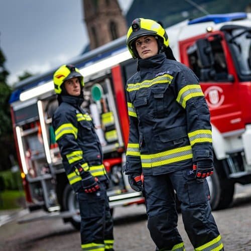 Sapeurs-pompiers en tenue, représentant les forces de secours accompagnées par APTE